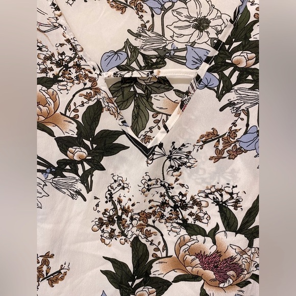 SHEIN White Floral V-neck Top Size XL-NWOT - Picture 4 of 5